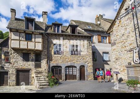 Francia, Aveyron, la Riserva Naturale Regionale Aubrac, Saint-Chely-d'Aubrac sulla Via Podiensis, una delle vie di pellegrinaggio a Santiago de Compostela o GR 65 (Patrimonio dell'Umanità dell'UNESCO) Foto Stock