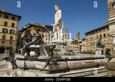 Italia, Toscana, Firenze, centro storico patrimonio dell'umanità dell'UNESCO, Piazza della Signoria, fontana del Nettuno costruita tra il 1563 e il 1575 da Bartolomeo Ammannati Foto Stock