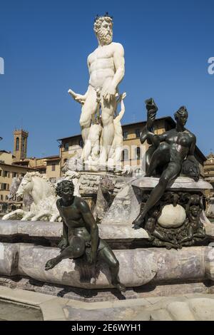 Italia, Toscana, Firenze, centro storico patrimonio dell'umanità dell'UNESCO, Piazza della Signoria, fontana del Nettuno costruita tra il 1563 e il 1575 da Bartolomeo Ammannati Foto Stock