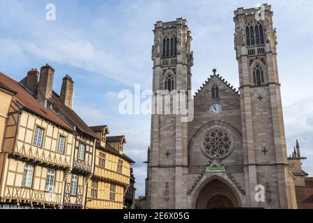 Francia, Saone et Loire, Chalon sur Saone, Place Saint Vincent, case a graticcio in Place Saint Vincent e Cattedrale di Saint Vincent, costruita tra il 1090 e il 1520 Foto Stock