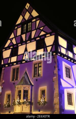 Francia, Alto Reno, Thann, casa in legno, Ufficio del Turismo del Pays de Thann, Oriel con 3 lati datato 16 ° secolo, luci di Natale Foto Stock