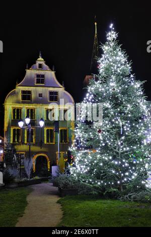 Francia, Alto Reno, Turckheim, Rue du Conseil, municipio del 16 ° secolo, abete, illuminazioni di Natale Foto Stock