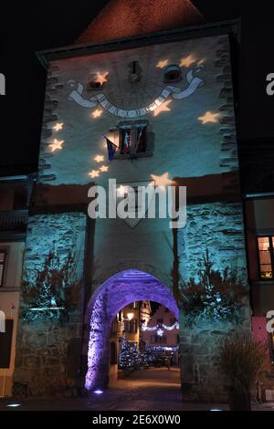 Francia, Alto Reno, Turckheim, Porte basse o Porte de France datate 14 ° secolo, illuminazioni di Natale Foto Stock