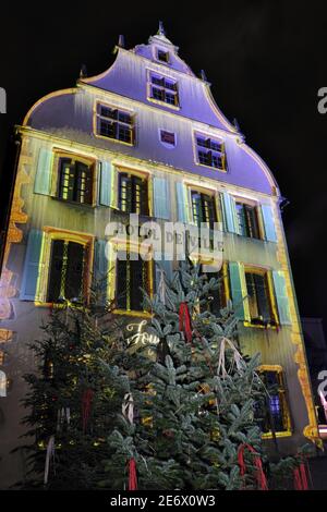 Francia, Alto Reno, Turckheim, Rue du Conseil, municipio del 16 ° secolo, illuminazioni di Natale Foto Stock