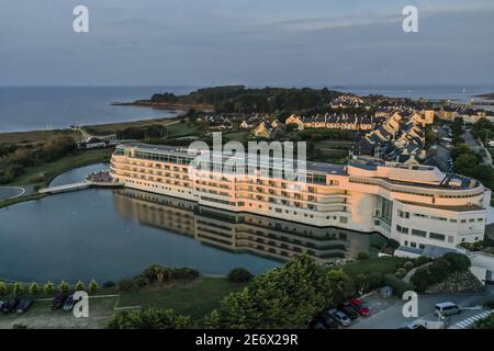 Francia, Morbihan (56), Gran Bretagna del Sud, Arzon, Porto di Crouesty, Miramar la Cigale Hotel , (veduta aerea) Foto Stock