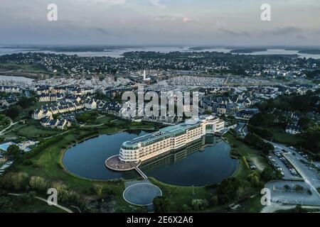 Francia, Morbihan (56), Gran Bretagna del Sud, Arzon, Porto di Crouesty, Miramar la Cigale Hotel , (veduta aerea) Foto Stock