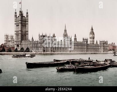 Vintage 19 ° secolo / 1900 Fotografia: Palazzo di Westminster, le Camere del Parlamento, Big ben orologio, visto dal fiume Tamigi con le barche in primo piano. Foto Stock