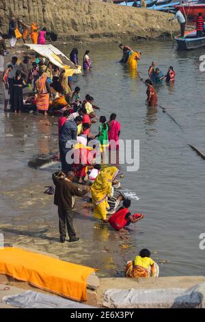 Indiani che bagnano nel fiume Gange, Varanasi, India Foto Stock