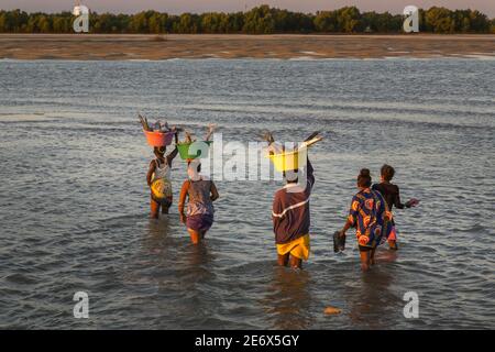 Madagascar, regione di Menabe, Morondava, donne che trasportano pesce al mercato Foto Stock