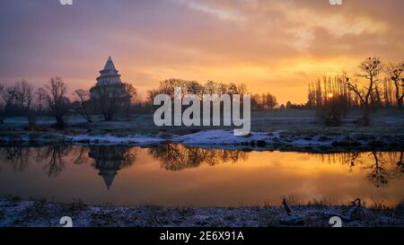 Vista sul fiume alte Elba fino al Jahrtausendturm on La periferia della città di Magdeburgo in Germania Foto Stock