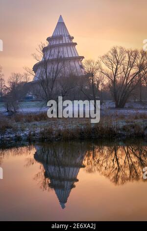 Vista sul fiume alte Elba fino al Jahrtausendturm on La periferia della città di Magdeburgo in Germania Foto Stock