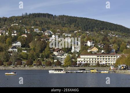 Francia, Vosgi, Gerardmer, il lago, Quai du Lac, passeggiata, barche, vista sulla collina di Xettes, la Route d'Epinal Foto Stock