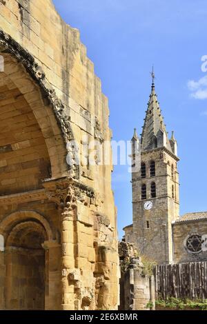 Francia, Aude, Alet-les-Bains, rovine dell'abbazia di Notre-Dame (9-12 ° C) e la chiesa di Saint-Andre Foto Stock