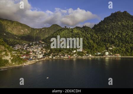 Caraibi, Isola di Dominica, Baia di Soufri?re, la spiaggia e il villaggio di Soufri?re (vista aerea) Foto Stock