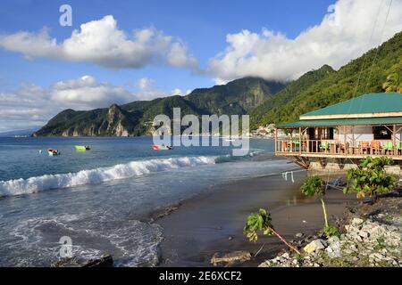 Caraibi, Isola di Dominica, Baia di Soufri?re, il villaggio di Scotts Head e Soufri?re sullo sfondo Foto Stock