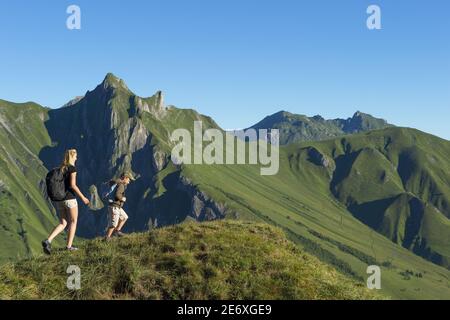 France, Savoie (73) Massif de la Vanoise , les 3 vallees, saint Martin de Belleville, randonnee au hameau de Lachat et la Tete de Fer (2337m) Foto Stock