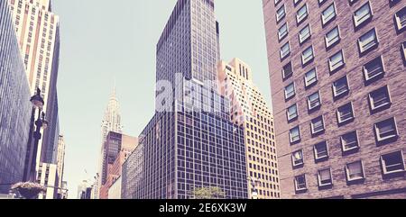 Immagine retrò stilizzata della vecchia e moderna architettura di New York City, Stati Uniti. Foto Stock