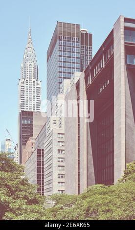 Immagine retrò stilizzata della vecchia e moderna architettura di New York City, Stati Uniti. Foto Stock