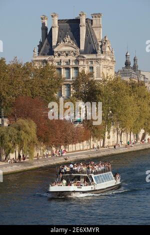 Escursione in barca sulla Senna sullo sfondo il Musee De Louvre Foto Stock