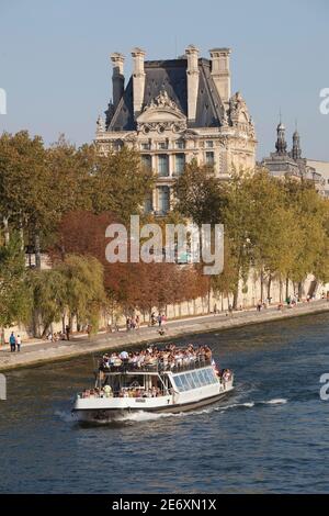 Escursione in barca sulla Senna sullo sfondo il Musee De Louvre Foto Stock