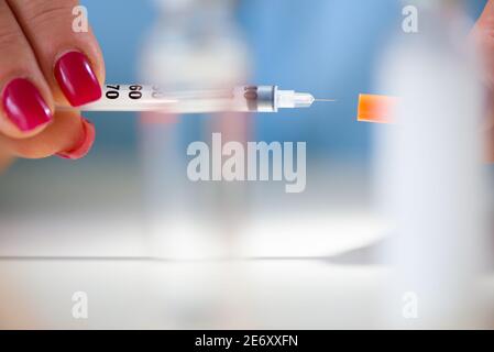 Spitz con insulina nelle mani del paziente. Diabete. Foto Stock