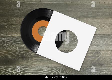Disco singolo in vinile da 45 giri/min con etichetta arancione e manica bianca su sfondo di legno Foto Stock