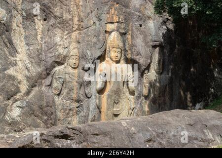 Figura mitologica buddista-il Bodhisattva Avalokitesvara nel tempio buddista di Buduruwagala a Wellawaya, sette gigantesche statue risalgono al 10 Foto Stock