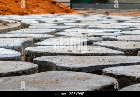 Blocchi di interblocco in calcestruzzo fatti in casa modello di percorso, progetto fai da te foto a basso angolo primo piano, disegni casuali sul percorso. Foto Stock