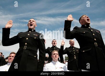 U.S. Marines take a pledge for their commissioning as officers at the 2009 U.S. Naval Academy graduation in Annapolis, Maryland, May 22, 2009.   REUTERS/Larry Downing (UNITED STATES POLITICS MILITARY)