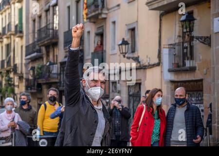 Jordi Cuixart, presidente di Òmnium, è visto salutare i suoi sostenitori e giornalisti al suo arrivo a Plaza del Rei.dopo aver lasciato il carcere questa mattina, quando ha raggiunto il terzo grado, Jordi Cuixart, presidente di Òmnium, Ha tenuto il suo primo raduno politico in difesa dell'indipendenza della Catalogna nel mezzo della campagna elettorale per il governo della Catalogna 14F. Foto Stock