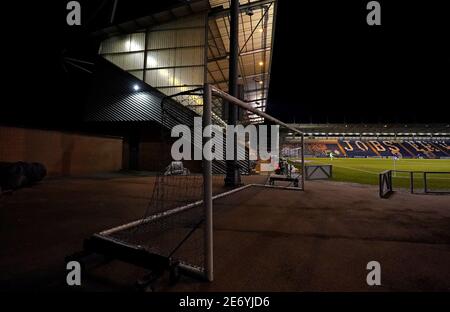 Mark Howard, portiere dello Scunthorpe United, si prende un calco durante la partita Sky Bet League Two al JobServe Community Stadium di Colchester. Data immagine: Venerdì 29 gennaio 2021. Foto Stock