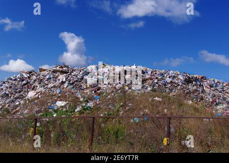 Stoccaggio dei rifiuti all'aperto. Scarico di rifiuti non smistati. Problemi ecologici. Contaminazione dell'ambiente. Foto Stock