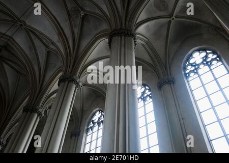 Lviv, Ucraina - Febbraio, 2018: Vista dell'interno gotico medievale della cattedrale con colonne e grandi finestre. La Chiesa dei santi. Olha ed Elizabeth Foto Stock