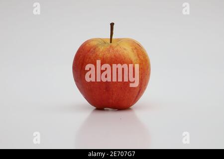 Apple rosso su sfondo bianco Foto Stock