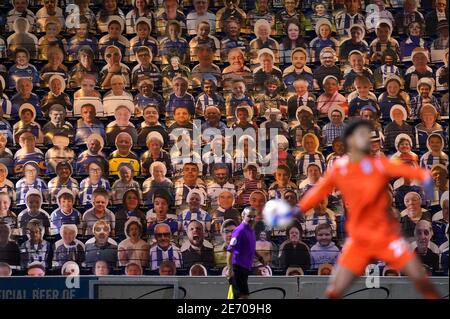 Scunthorpe United portiere Mark Howard con la palla di fronte ai tagli di cartone dei tifosi di Colchester United nello stand durante la partita Sky Bet League Two al JobServe Community Stadium di Colchester. Data immagine: Venerdì 29 gennaio 2021. Foto Stock