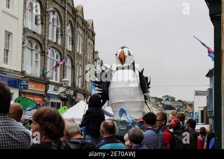 Un puffino viaggia oltre la folla guardando il 2019 Mazey giorno sfilata a Penzance come parte del festival di Golowan Foto Stock