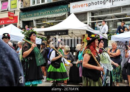 Gli artisti che si esibiscono nella sfilata del Mazey Day 2019 come parte di Festival Golowan a Penzance Foto Stock