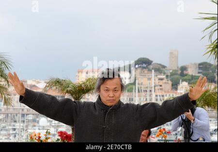 Il regista coreano Kim Ki-Duk si pone a una fotocellula per il suo film "ARARIRANG" presentato in concorso nella sezione un certain Regard nell'ambito del 64° Festival Internazionale del Cinema di Cannes, al Palais des Festivals di Cannes, Francia meridionale, il 13 maggio 2011. Foto di Hahn-Nebinger-Genin/ABACAPRESS.COM Foto Stock