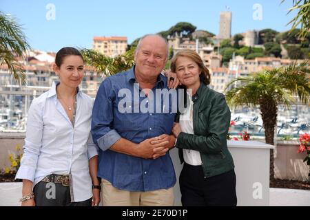 File photo - (L-R) regista Angelina Maccarone, Peter Lindbergh Charlotte Rampling a una fotocellula per il film documentario 'The Look' presentato in concorso nella sezione di Cannes Classics nell'ambito del 64° Festival Internazionale del Cinema di Cannes, al Palais des Festivals di Cannes, Francia meridionale, il 16 maggio 2011. Il fotografo di moda Peter Lindbergh, spesso accreditato con l'ascesa del supermodello, è morto martedì all'età di 74 anni, come annunciato in un post sul suo conto ufficiale Instagram Mercoledì. Foto di Hahn-Nebinger-Genin/ABACAPRESS.COM Foto Stock