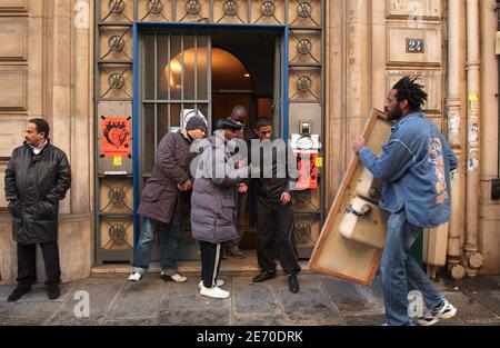 Le famiglie senza tetto si trovano in un edificio vuoto vicino alla ex borsa di Parigi, il 2 gennaio 2007. In associazione con IL DAL (Droit Au Logement), diritto di alloggio, intendono rimanere qui fino al loro rehousing. Il presidente Jacques Chirac nel suo tradizionale discorso di fine anno alla nazione ha detto che tutti in Francia dovrebbero avere il diritto di alloggio e ha esortato il suo governo a fare di più in questo campo. Foto di Jules Motte/ABACAPRESS.COM Foto Stock