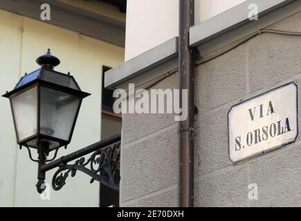 Il convento si trova in Via Santa Orsola a Firenze, luogo di sepoltura della Monna Lisa di Leonardo da Vinci, situata nell'ex convento fiorentino di Santa Orsola ora abbandonata e abbandonata. Uno storico italiano dell'arte Giuseppe Pallanti trovò un avviso di morte negli archivi di una chiesa di Firenze che si riferiva a "la moglie di Francesco del Giocondo, deceduta il 15 luglio 1542, e sepolta a Sant'Orsola, dove trascorse i suoi ultimi giorni, all'età di 63 anni". Lisa Gherardini, come il modello di Leonardo fu chiamato nella vita reale, era la moglie del commerciante fiorentino Francesco del Giocondo. Sant'Orsola, ora dis Foto Stock