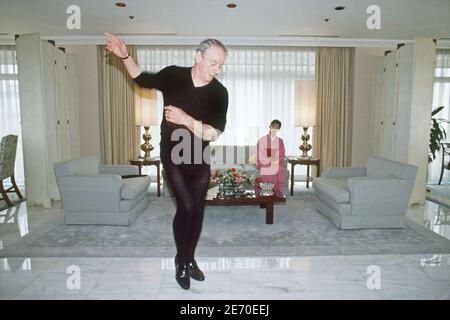 File immagine del cantante e attore francese Yves Montand, a Tokyo, Giappone nell'aprile 1988. Foto di Patrick Durand/ABACAPRESS.COM Foto Stock