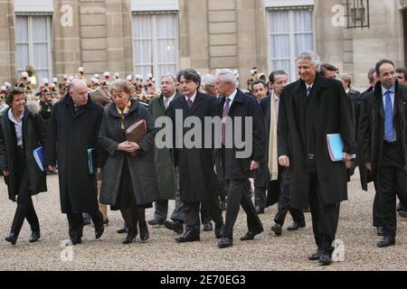 Brigitte Girardin, Ministro delegato per la cooperazione, lo sviluppo e i paesi di lingua francese, Dominique Bussereau, Ministro per l'agricoltura e la pesca, Nelly Olin, Ministro per l'ecologia e lo sviluppo sostenibile, Gerard Larcher, Ministro delegato per l'occupazione, il lavoro e lo Stato per l'occupazione giovanile, Thierry Breton, Ministro per l'economia, le finanze e l'industria, Gilles de Robien, Ministro per l'Educazione Nazionale, l'Istruzione superiore e la Ricerca, Dominique de Villepin, primo Ministro e Jean-Francois Cope Ministro del bilancio, arrivano a Elysee Palace per presentare il loro nuovo anno di desiderio Foto Stock