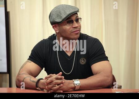 Il rapper LL Cool J firma copie del suo nuovo libro di fitness 'LL Cool J's Platinum Workout' a New York City, NY, USA, il 3 gennaio 2007. Foto di Gerald Holubowicz/ABACAPRESS.COM Foto Stock