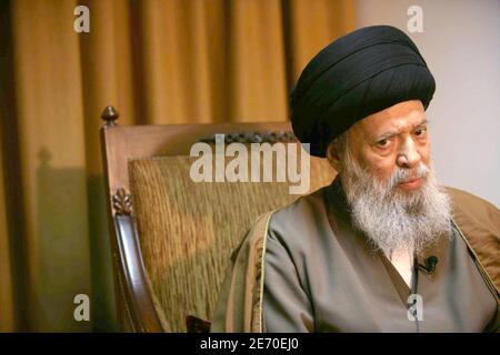 Sayyed Mohammed Hussein Fadlallah, un importante leader sciita, pone per il nostro fotografo durante un'intervista che ha dato ad una rivista straniera nella sua casa a Beirut, in Libano, il 19 dicembre 2006. Foto di Paul Assaker/ABACAPRESS.COM Foto Stock