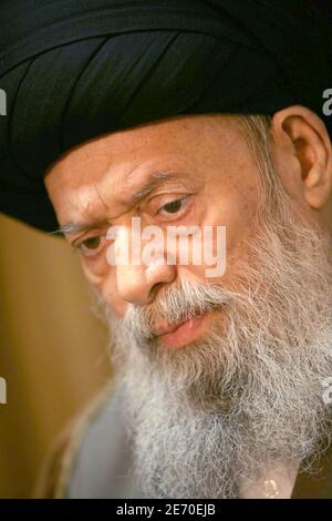 Sayyed Mohammed Hussein Fadlallah, un importante leader sciita, pone per il nostro fotografo durante un'intervista che ha dato ad una rivista straniera nella sua casa a Beirut, in Libano, il 19 dicembre 2006. Foto di Paul Assaker/ABACAPRESS.COM Foto Stock