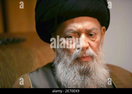 Sayyed Mohammed Hussein Fadlallah, un importante leader sciita, pone per il nostro fotografo durante un'intervista che ha dato ad una rivista straniera nella sua casa a Beirut, in Libano, il 19 dicembre 2006. Foto di Paul Assaker/ABACAPRESS.COM Foto Stock