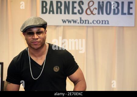 Il rapper LL Cool J firma copie del suo nuovo libro di fitness 'LL Cool J's Platinum Workout' a New York City, NY, USA, il 3 gennaio 2007. Foto di Gerald Holubowicz/ABACAPRESS.COM Foto Stock