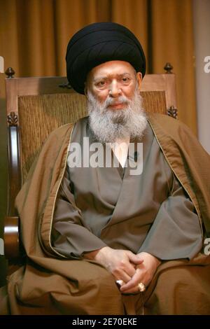 Sayyed Mohammed Hussein Fadlallah, un importante leader sciita, pone per il nostro fotografo durante un'intervista che ha dato ad una rivista straniera nella sua casa a Beirut, in Libano, il 19 dicembre 2006. Foto di Paul Assaker/ABACAPRESS.COM Foto Stock