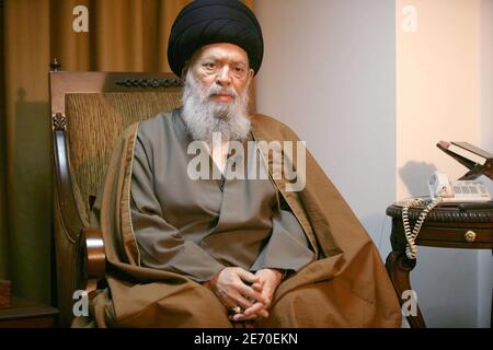 Sayyed Mohammed Hussein Fadlallah, un importante leader sciita, pone per il nostro fotografo durante un'intervista che ha dato ad una rivista straniera nella sua casa a Beirut, in Libano, il 19 dicembre 2006. Foto di Paul Assaker/ABACAPRESS.COM Foto Stock